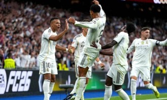 一场4-0，让巴萨落后西甲榜首8分！皇马六连胜，足坛第1人轰235球