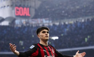 一日意甲动态：米兰新9号正式亮相圣西罗，国米加速引进邓弗里斯替代者